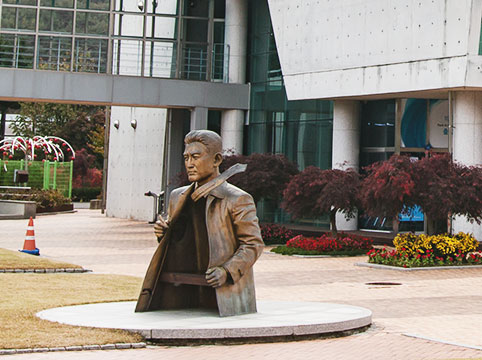 박인환 동상 사진